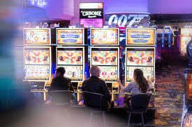 Dasbor neon69 menampilkan feed pertandingan sportsbook, studio live dealer, dan bagian slot games